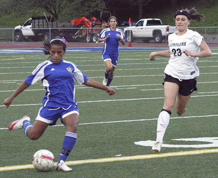Tahoma's Brie Hooks takes aim as Kentlake's Laura Rayfield in a match on Sept. 28. Tahoma won 2-0.