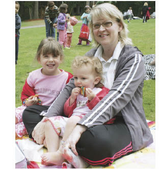 Maple Valley Library’s outdoor story time at Lake Wilderness Park last Wednesday attracted Laura Ransom and her daughters