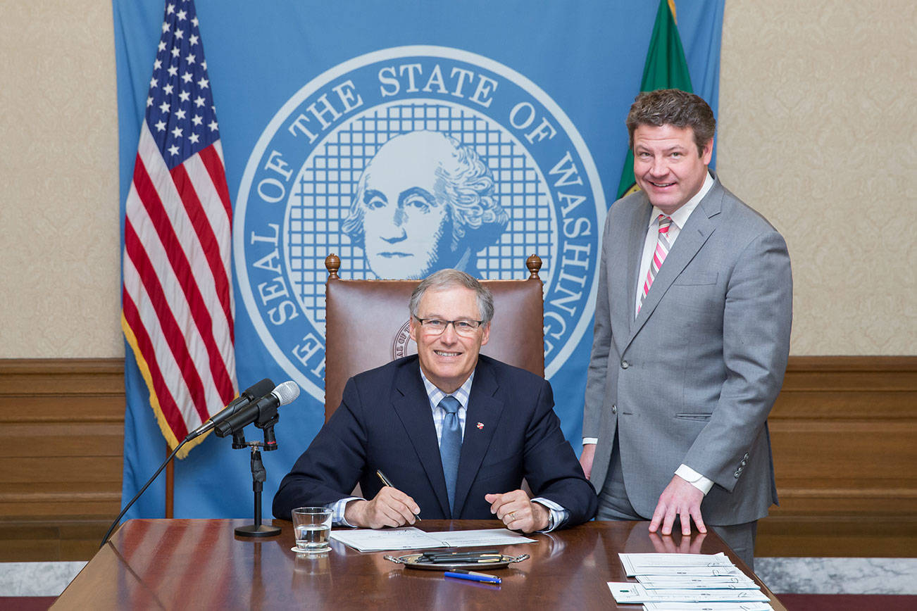 Councilmember Dunn with Governor Inslee as he signs SB 5522 into law. Submitted photo.