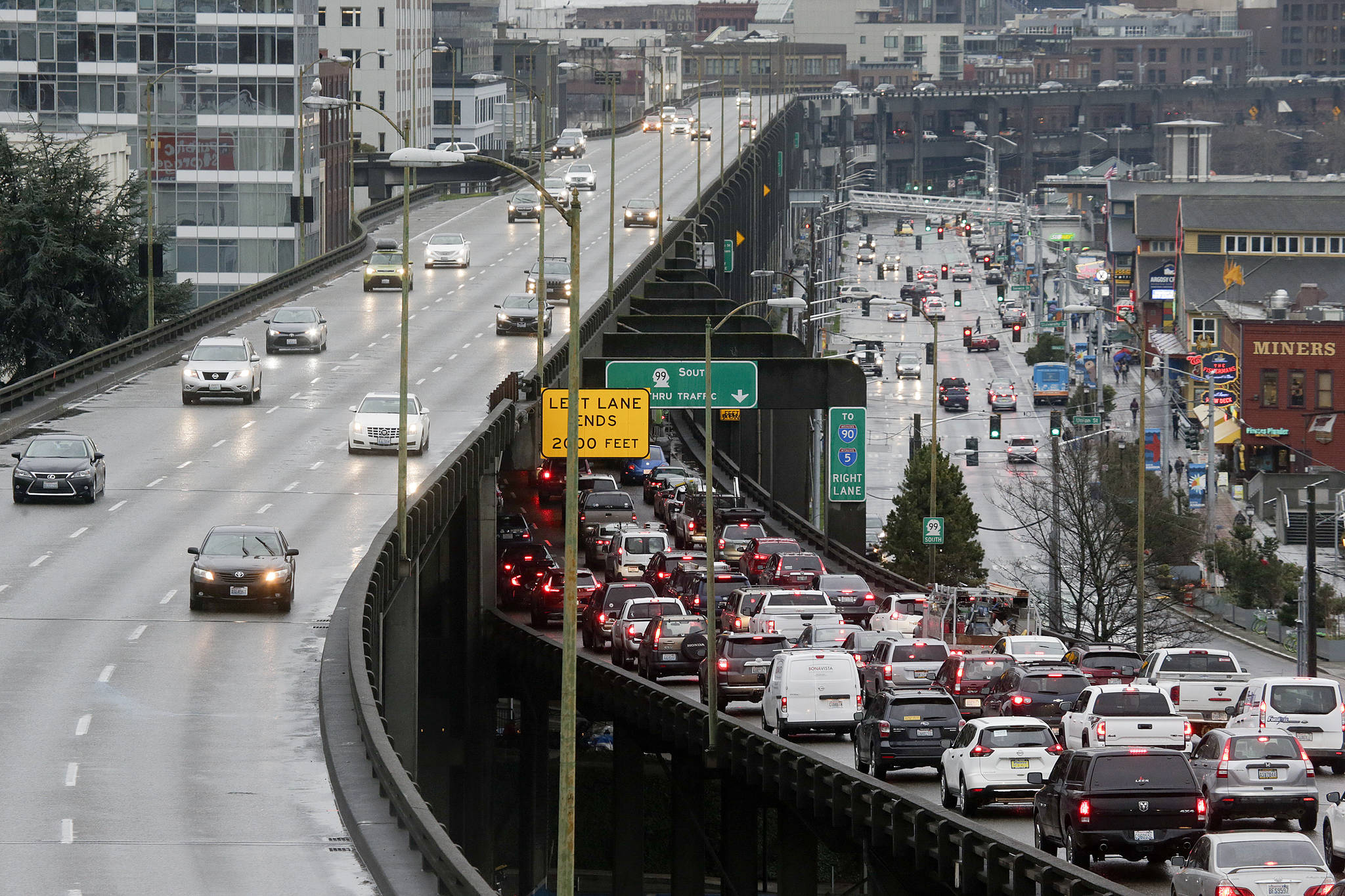 Southbound traffic backs up as northbound drivers cruise on with ease on the Highway 99 viaduct on Tuesday, Jan. 8, 2019. (Andy Bronson / The Herald)