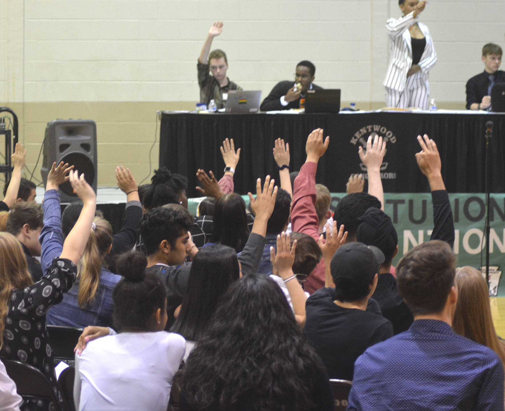 Students vote on an amendment during the 2019 Kentwood Constitution Convention. Photo by Kayse Angel