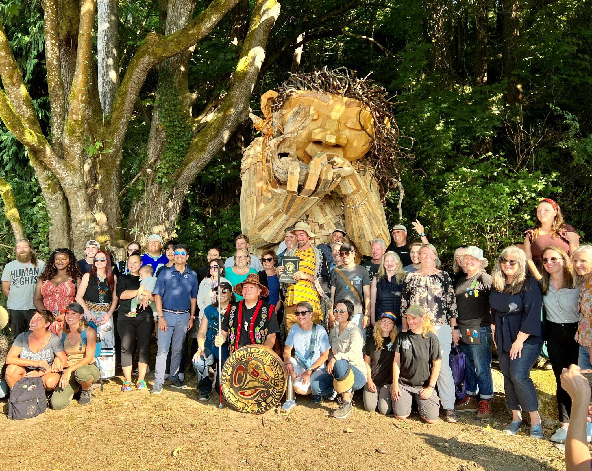 Bruun Idun with volunteers, Thomas Dambo and Coyote. (Photo Courtesy of the City of Seattle)