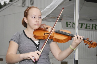 Quinnlin Whitman performs with Linda Karki and Company Saturday at the Maple Valley Farmers Market.