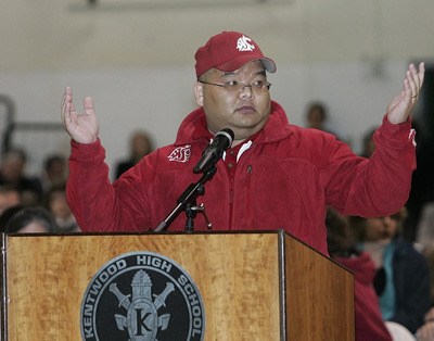 Dan Williamson speaks at the Kent School District public hearing Tuesday at Kentwood High.