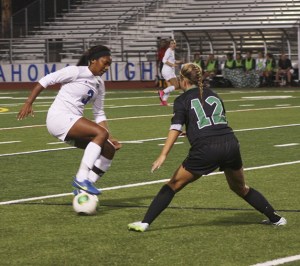 Kentwood junior Hannah Bloomquist defends against Tahoma senior Mia Corbin during Thursday’s league matchup at Tahoma High School. The Bears won 3-0.
