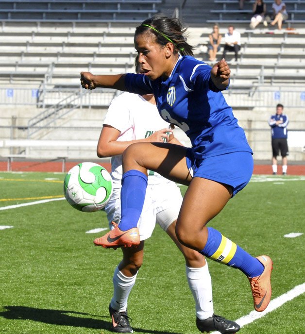 Tahoma's Brie Hooks goes for the ball against Auburn on Sept. 6.