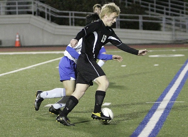 Kentlake’s Greg Gordan makes his move up the center in a match against Kent-Meridian Tuesday