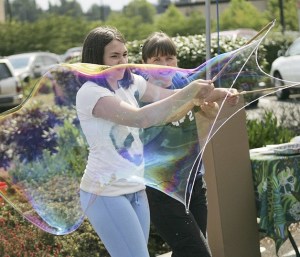 Mariola Kulawiec of Witty Science demonstrates the science of bubbles to Sarah Shear-Starbird.