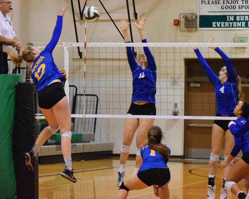 Tahoma volleyball on to state