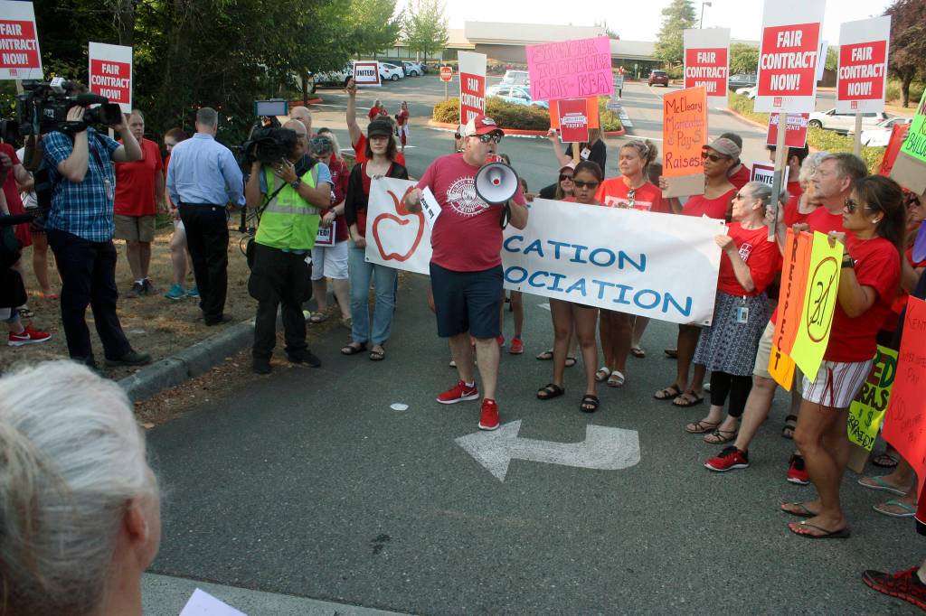 Larry Delaney, a Washington Education Association board director, urges Kent teachers to continue the fight for better pay. MARK KLAAS, Kent Reporter