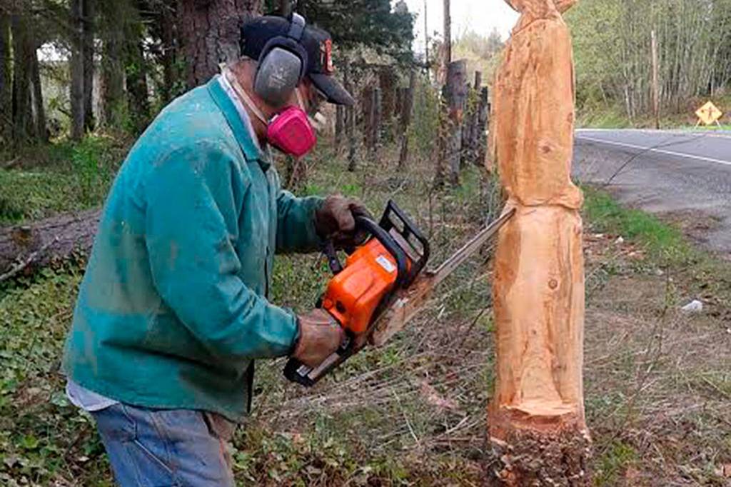 Maple Valley wood carver creates chainsaw art