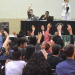 Students vote on an amendment during the 2019 Kentwood Constitution Convention. Photo by Kayse Angel