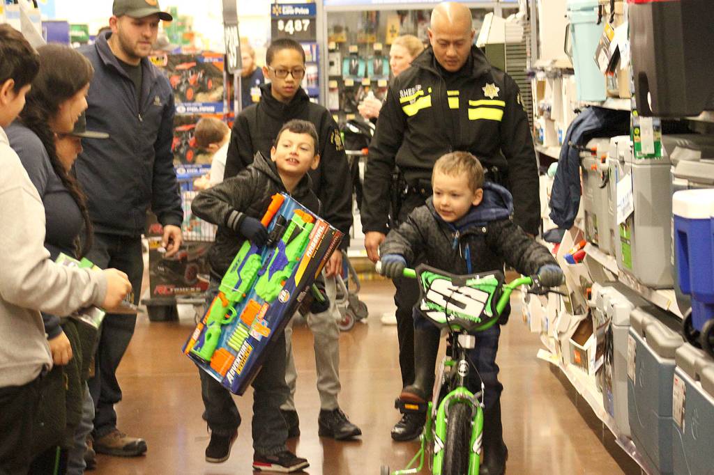 Covington Walmart flooded with kids, police and Santa’s Elves
