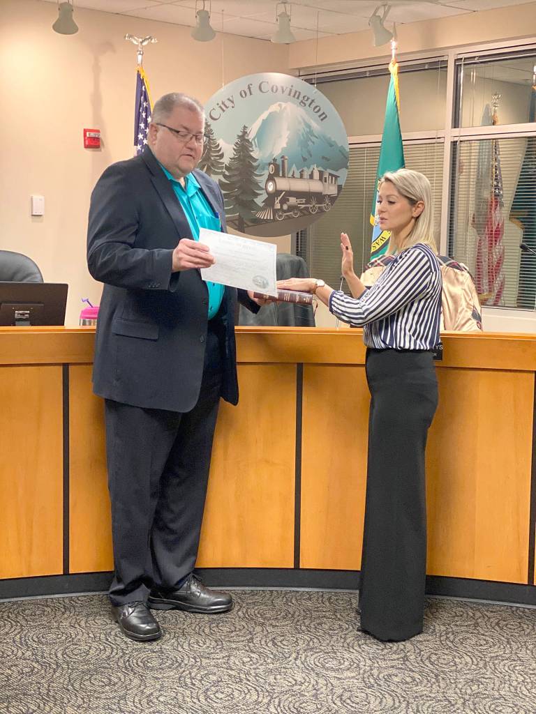 Newly elected Covington City Councilmember Kristina Soltys is sworn-in by Mayor Jeff Wagner during the regular city council meeting on Tuesday, Jan. 14, 2020. Photo by Karla Slate.