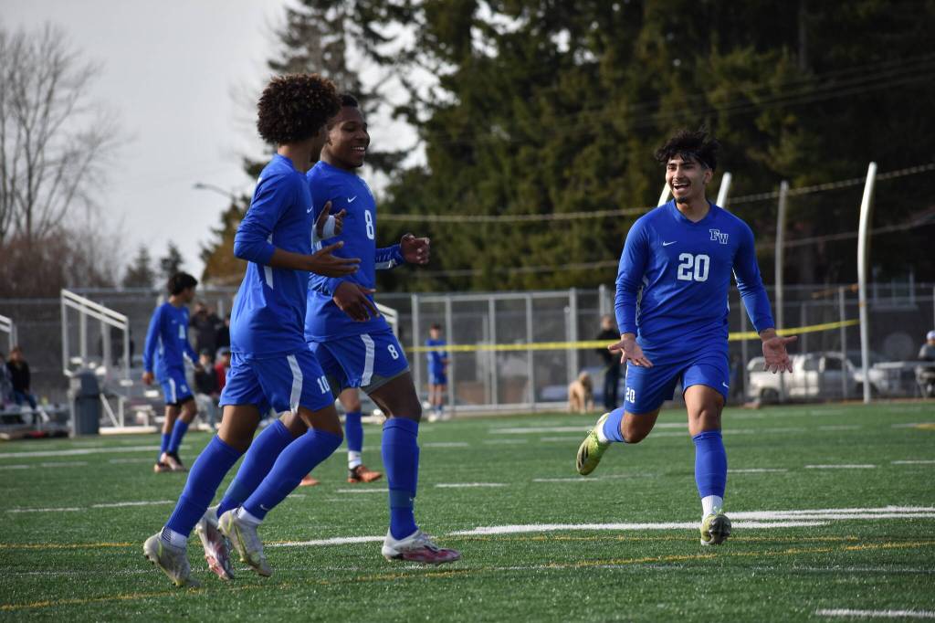 Ben Ray / The Mirror
Eagles celebrate after Nehemeya Mekonnen scored Federal Ways fourth goal of the day.