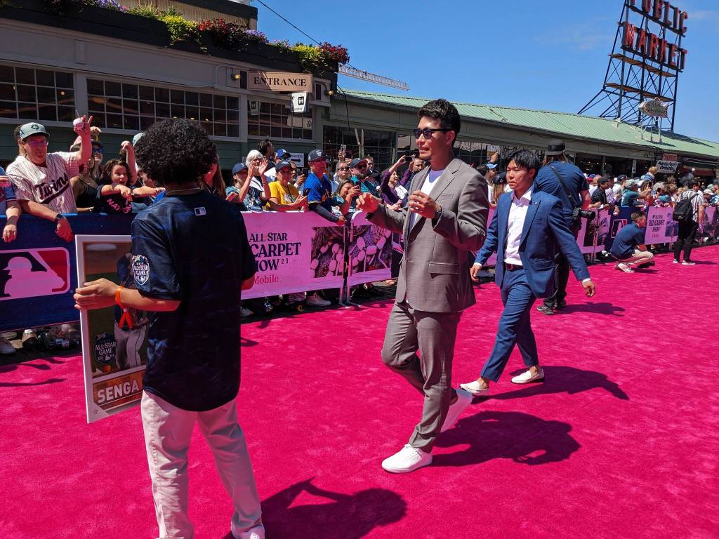New York Mets Kodai Senga strolls the red carpet. Ben Ray / The Mirror