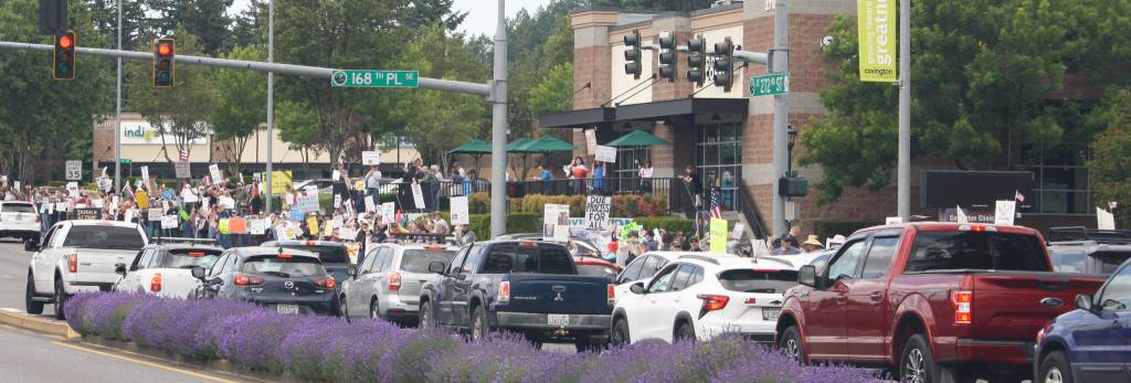 The 'No Kings' protest along SE 272nd Street in Covington. STEVE HUNTER, Kent Reporter
