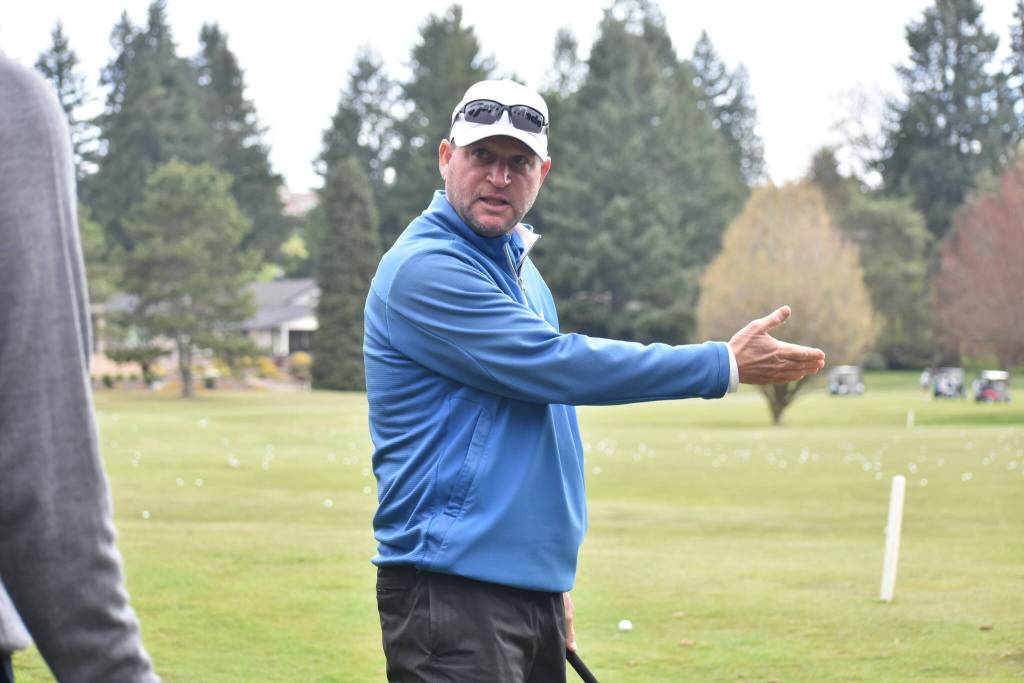 Meridian Valley CC PGA teaching pro Brian Thornton during an instruction. Ben Ray / The Reporter