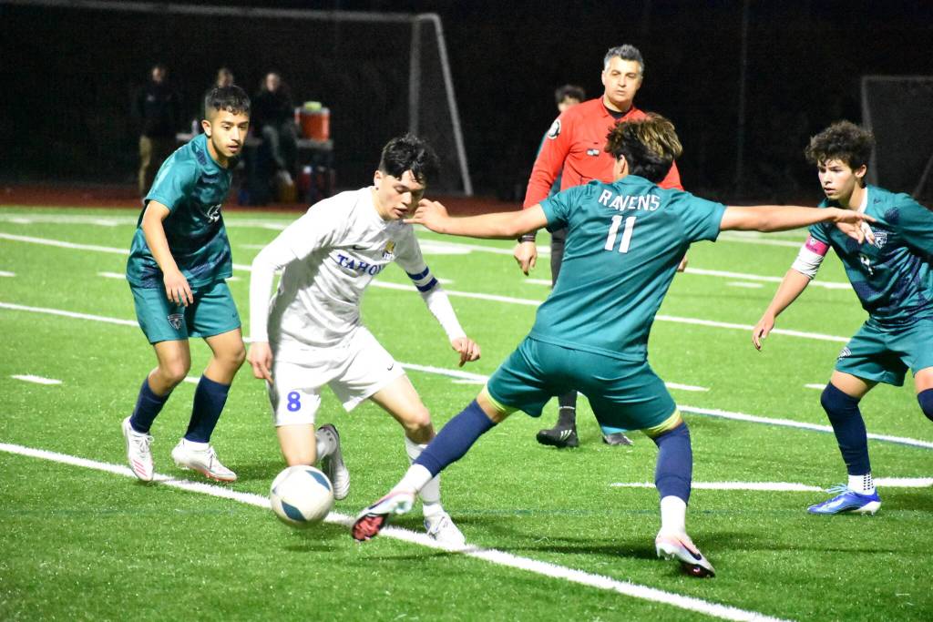 Tahomas Dean Jordan avoids three Auburn Riverside defenders. Ben Ray / The Reporter